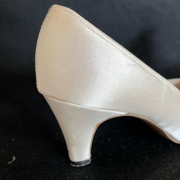 Vintage 60’s-70’s satin heels, 2.5 heel, vintage size 6.5 - Picture 9 of 16